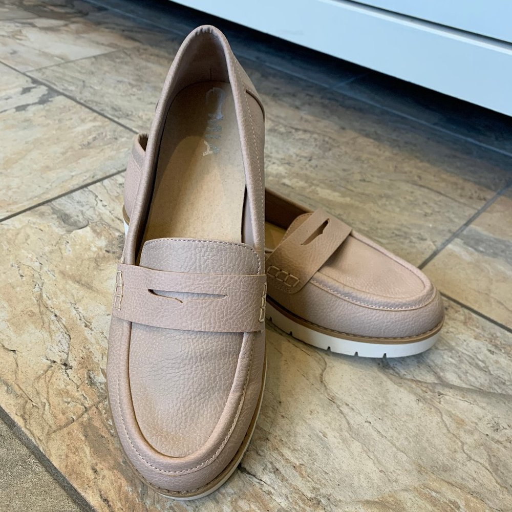 MIA leather Loafer soft neutral pink women sz 8.5